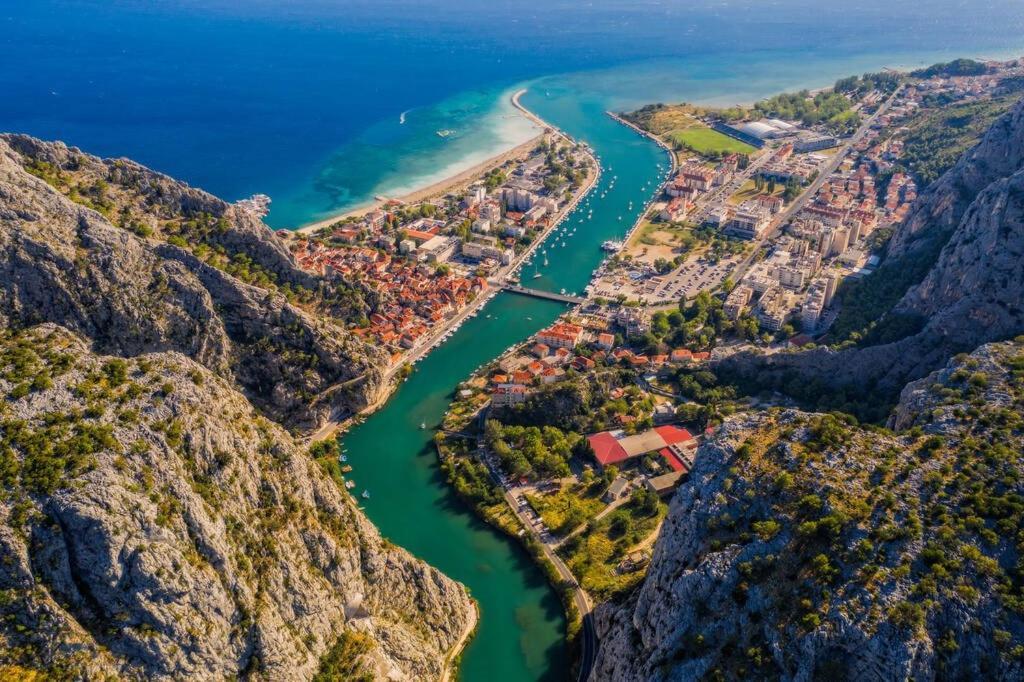 Azure Apartments By The Sea Near City Omiš Exterior foto